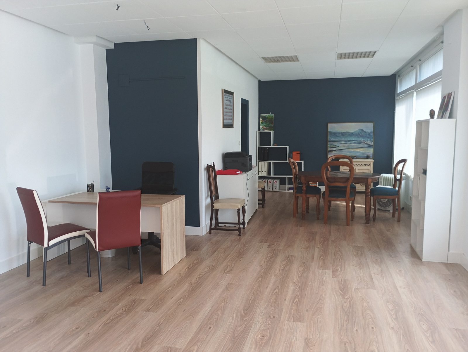 Interior del despacho de abogada y mediación de a2bide en Irún