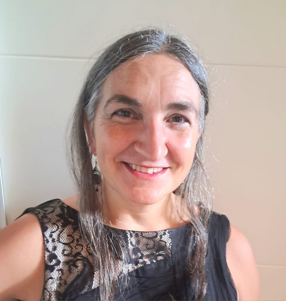 Izaro Briones, abogada de familia y mediadora en Irún, en su despacho