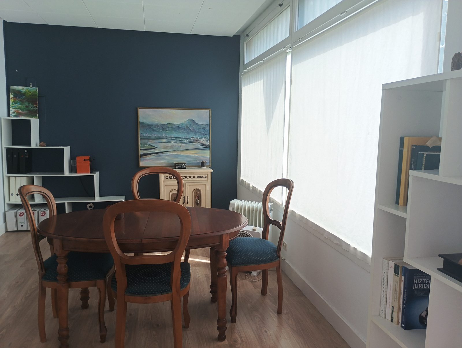 Sala de mediación familiar del despacho a2bide en Irún